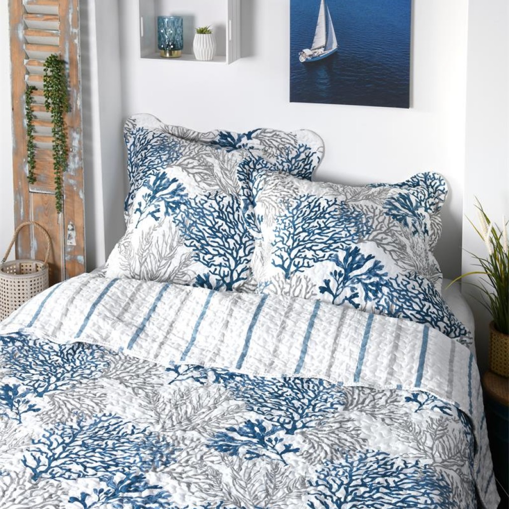 Boutis Couvre lit  260x240cm, 2 taies 65x65cm, 100% Microfibre Quiberon Corail Bleu Gris