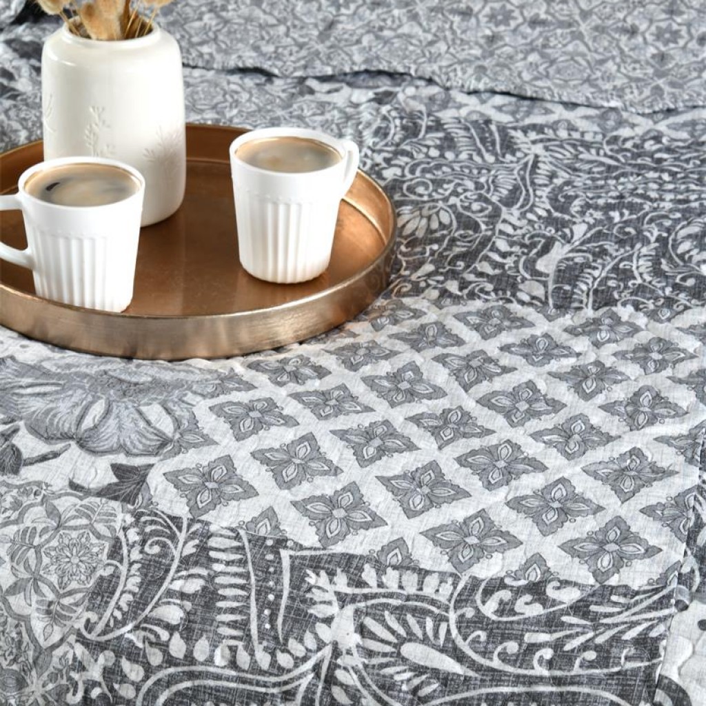 Boutis Couvre lit  260x240cm, 2 taies 65x65cm, 100% Microfibre Octavia