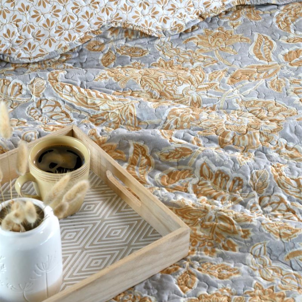 Boutis Couvre lit  260x240cm, 2 taies 65x65cm, 100% Microfibre Nerya